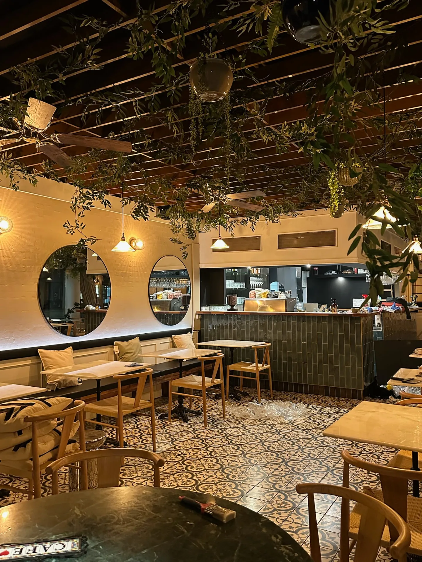CAVUs restaurant med grønne planter og runde spejle