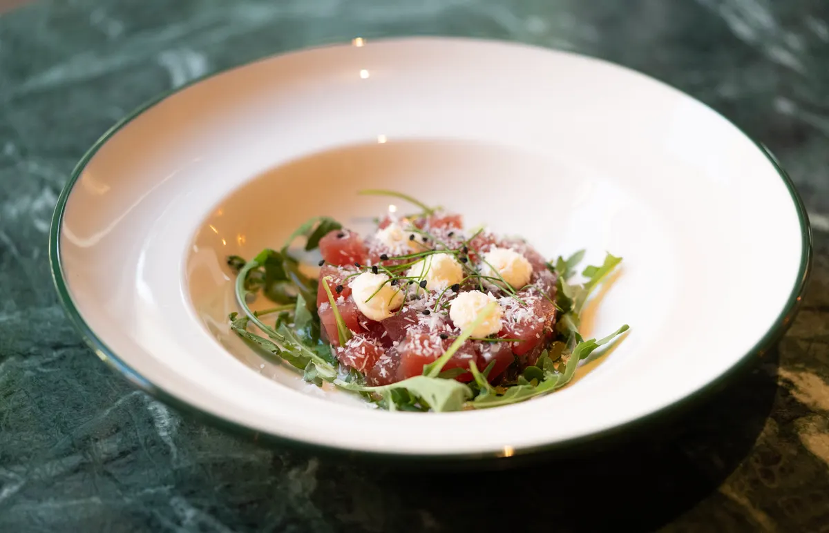 Forret anrettet i dyb tallerken med urter og feta