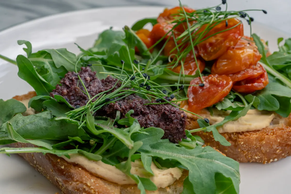 Toast på frisk focaccia med grønt og syltede tomater